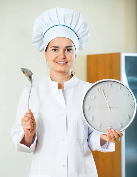 Retrato del chef sosteniendo un reloj grande —  Fotos de Stock