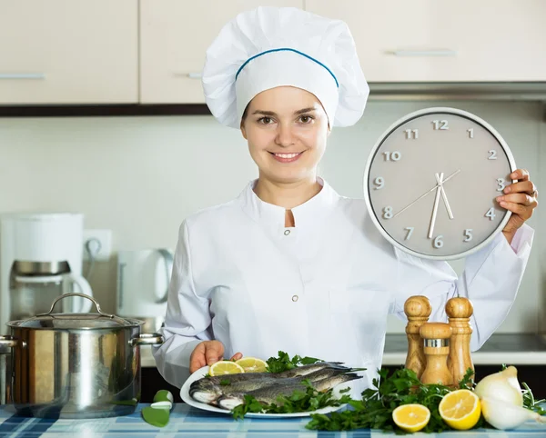 Жінка кухар з годинником — стокове фото