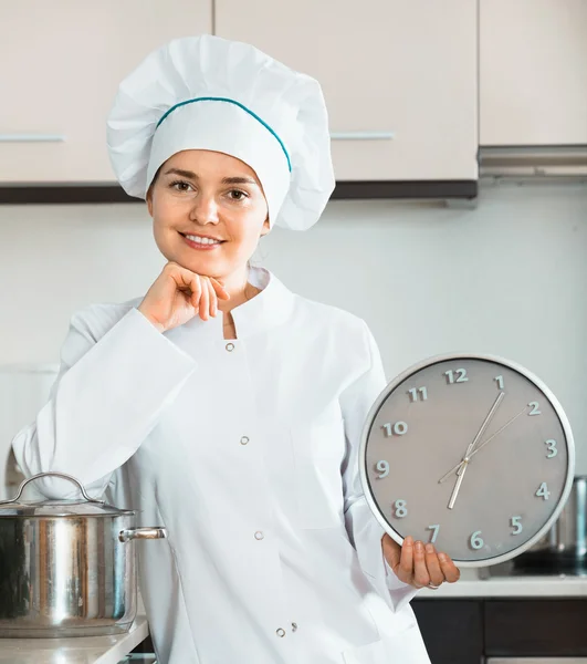 Шеф-кухар тримає великий годинник — стокове фото