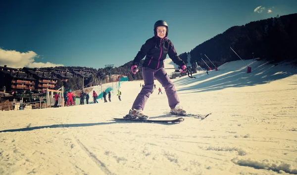 Woman skiing on snowy mountain — Stock Photo, Image