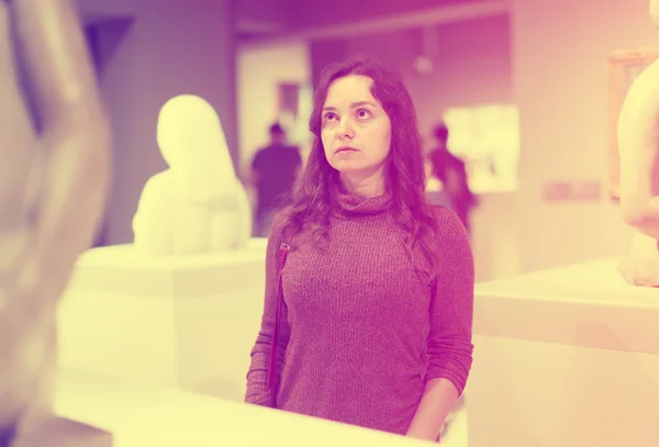 Kvinnan tittar på skulptur — Stockfoto