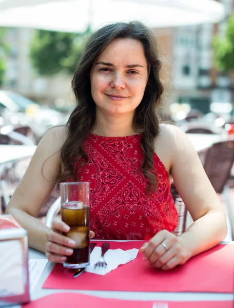 Mulher desfrutando de bebida fria — Fotografia de Stock