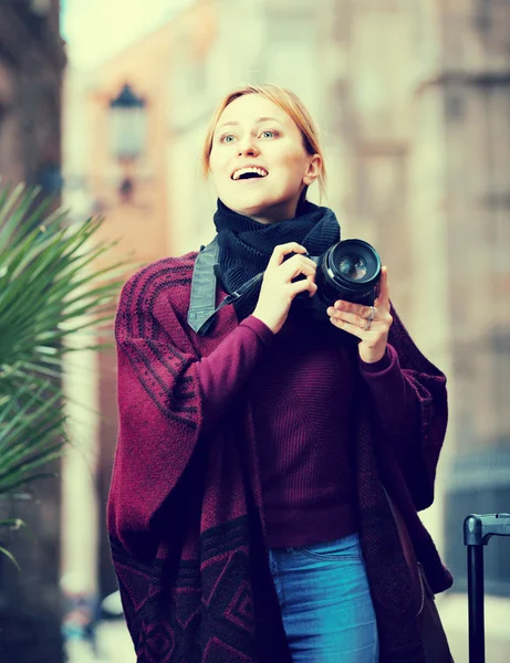 Žena hledá a fotografování — Stock fotografie