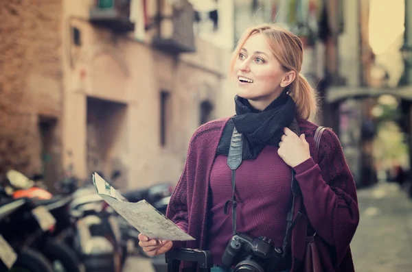 Chica viajera en busca de dirección — Foto de Stock