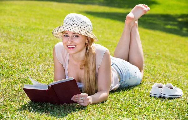Woman  reading book — Stock Photo, Image