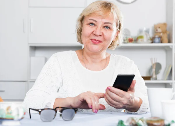 Mulher madura com smartphone — Fotografia de Stock