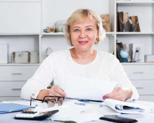 Mulher envolvida em contabilidade doméstica — Fotografia de Stock