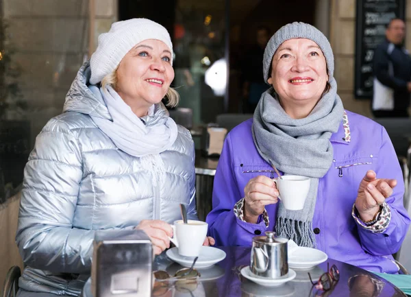 Smiling elderly females at outdoor cafe — Stock Photo, Image