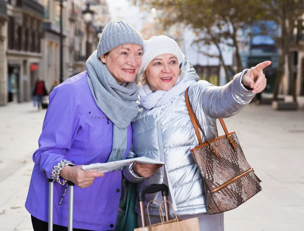 Şehir rehberli yaşlı kadın turistler — Stok fotoğraf