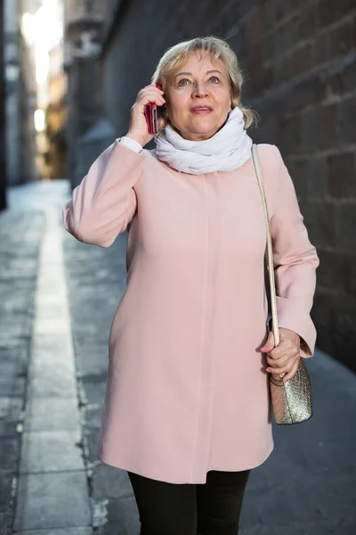 Erwachsene Frau telefoniert mit Handy — Stockfoto