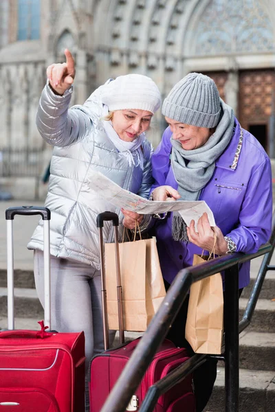 Elderly women tourists with city guide — Stock Photo, Image