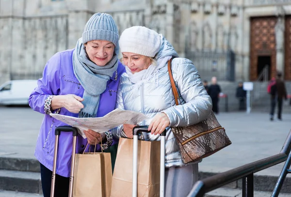 Mature ladies travellers with map — Stock Photo, Image