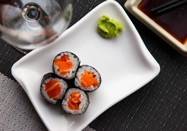 Sushi maki met zalm — Stockfoto