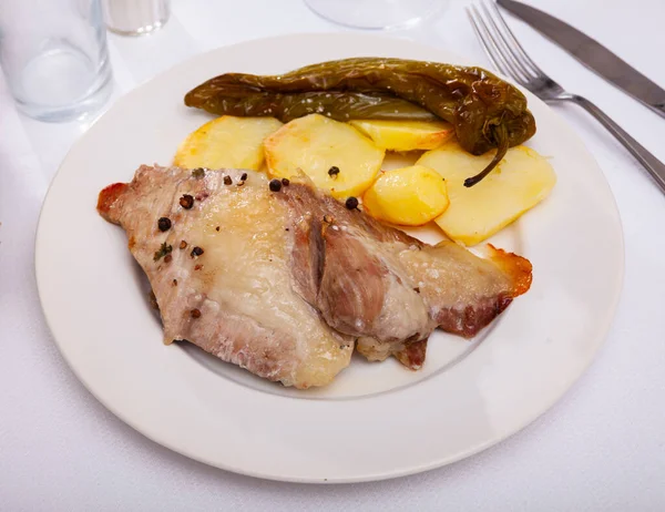 Španělské Secreto de cerdo - pečené vepřové maso podávané s bramborami, dušený pepř — Stock fotografie