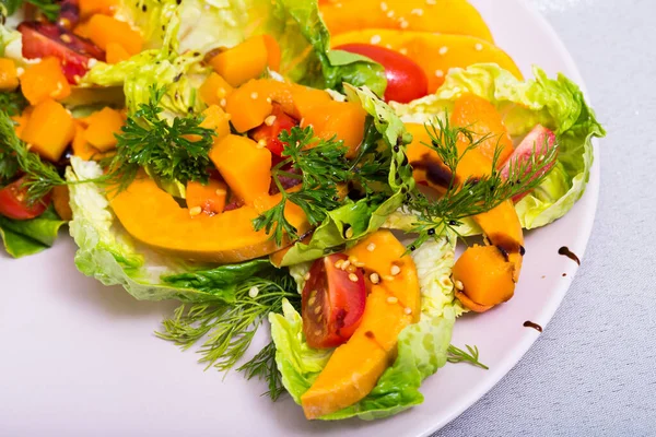 Rezept für Salat mit gebackenem Kürbis — Stockfoto