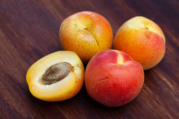 Gambar buah aprikot matang yang lezat di permukaan kayu — Stok Foto