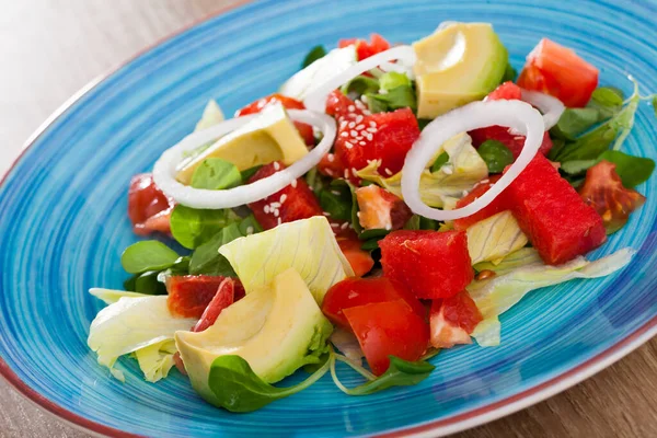 Salada com melancia, tomate, abacate, toranja e salada de milho — Fotografia de Stock