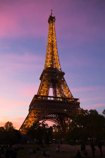 Noční pohled na Eiffelovu věž při západu slunce — Stock fotografie