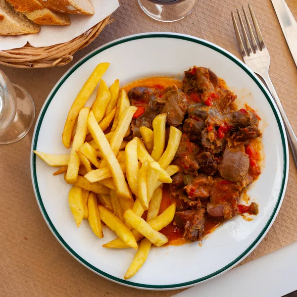 Moela de frango em molho vegetal com batatas fritas — Fotografia de Stock