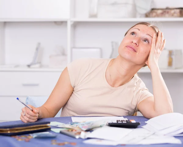 Verärgerte Frau bei der Berechnung der Finanzen — Stockfoto