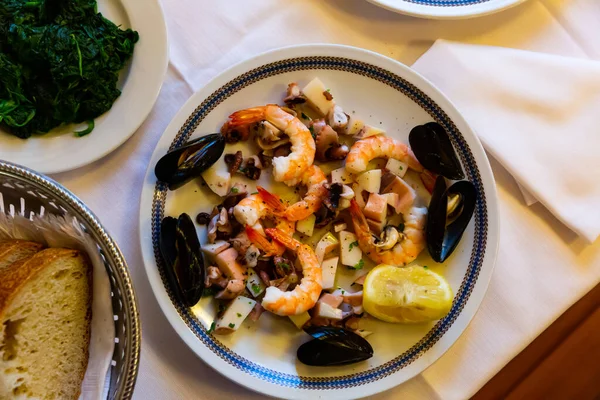 Fisk och skaldjur. Frittura di mare. — Stockfoto