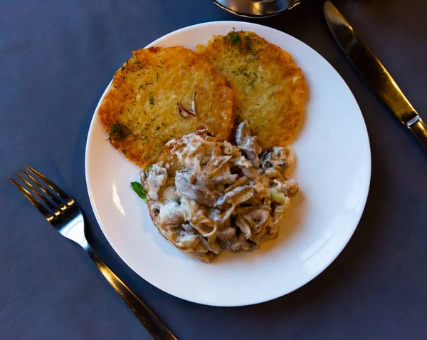 Carne fritta in salsa di panna acida con frittelle di patate. — Foto Stock