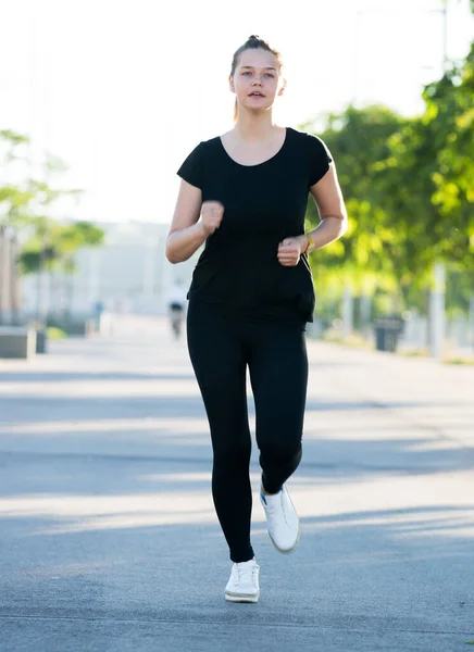 Ragazza godendo mattina correre all'aperto — Foto Stock