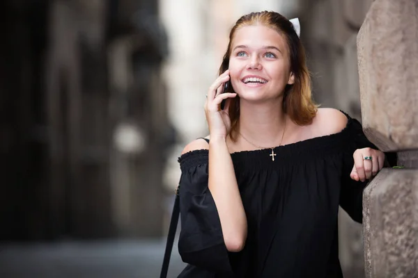 Menina alegre falando no telefone celular — Fotografia de Stock