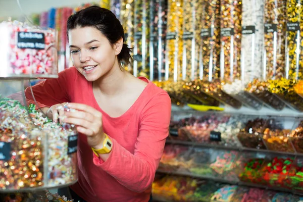 Dziewczyna kupuje cukierki w sklepie — Zdjęcie stockowe