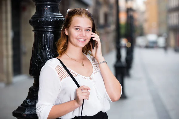 Kobieta rozmawiająca przez telefon na ulicy — Zdjęcie stockowe