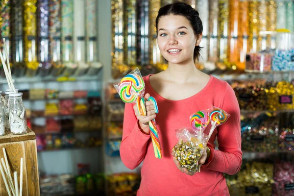 Chica comprar caramelos en tienda —  Fotos de Stock