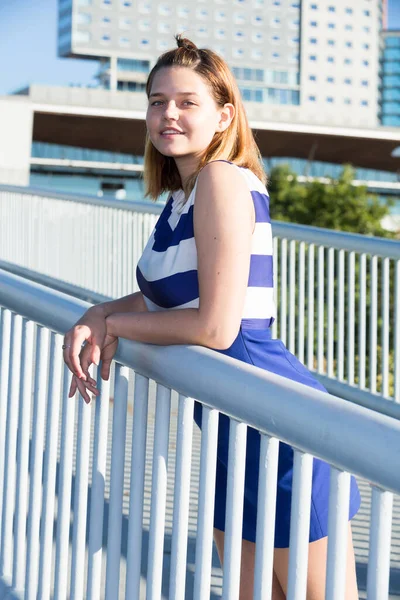 Mädchen posiert an Sommertag auf Stadtbrücke — Stockfoto