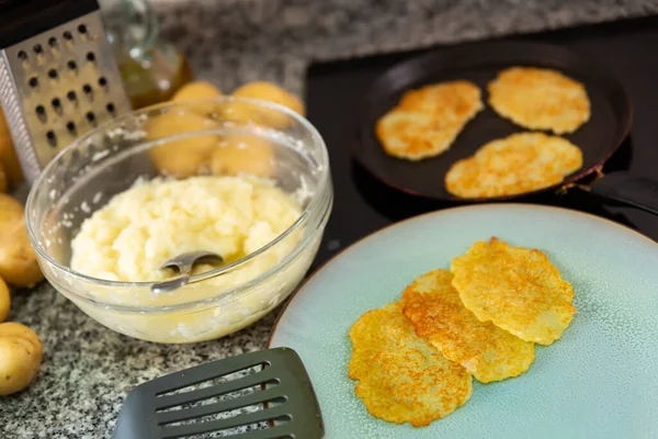 Processus de cuisson à domicile des crêpes de pommes de terre frites — Photo