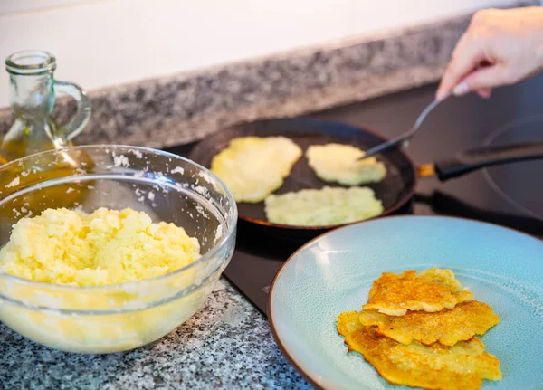 Frittieren traditioneller weißrussischer Kartoffelpuffer — Stockfoto