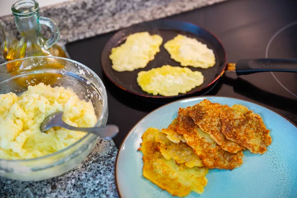 Frying potatoes pancakes at plate and in frying pan — Stock Photo, Image