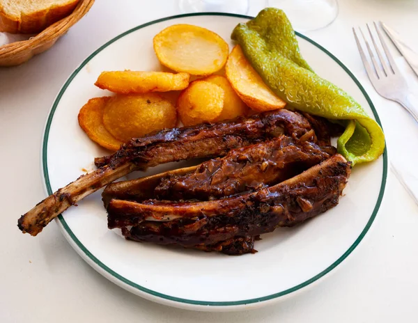 BBQ veal ribs with fried potatoes and baked pepper — Stock Photo, Image