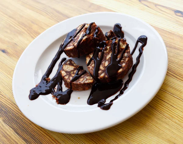 Zoete chocolade worst van noten en koekjes met glazuur — Stockfoto