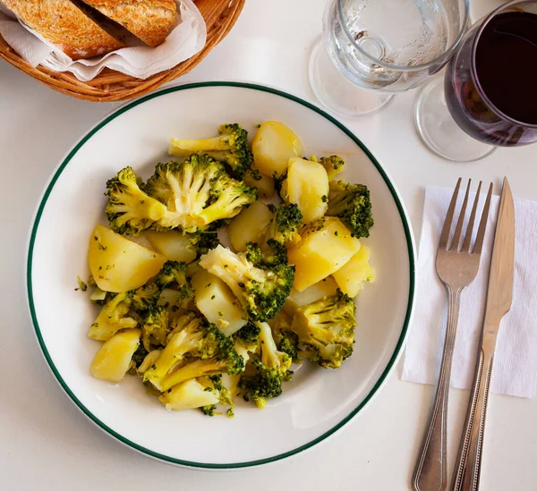 Brócoli hervido con patata, cena de Cuaresma saludable — Foto de Stock