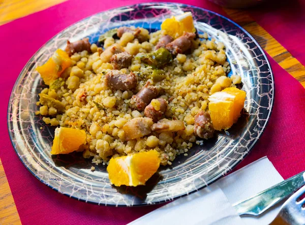 Murcian Migas din firimituri de făină prăjită cu ardei, cârnați, slănină, portocale — Fotografie, imagine de stoc