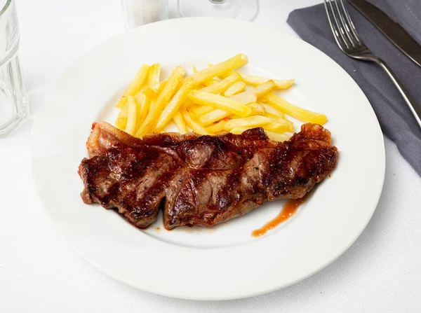 Bife grelhado caseiro com batata frita — Fotografia de Stock