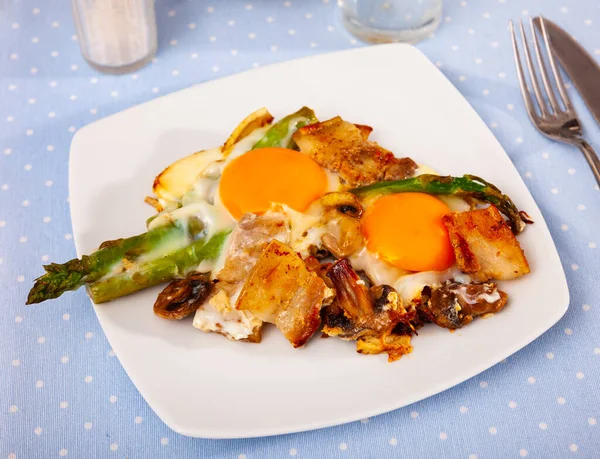 베이컨, 버섯, 녹색 아스파라거스와 함께 튀긴 달걀 — 스톡 사진