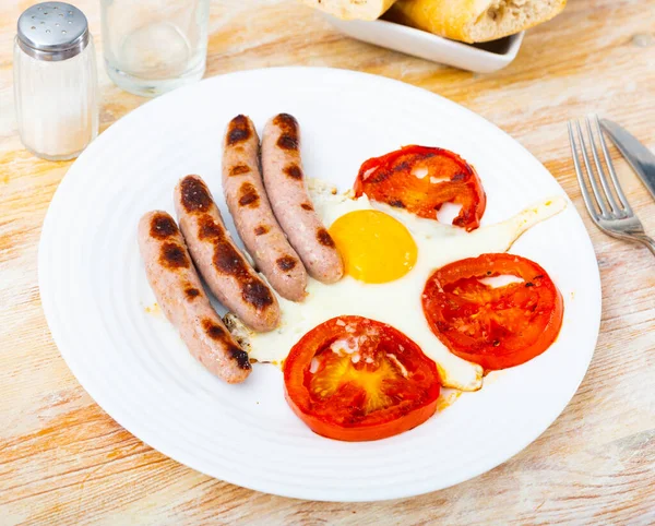 Sült tojás paradicsommal és kolbásszal reggelire — Stock Fotó