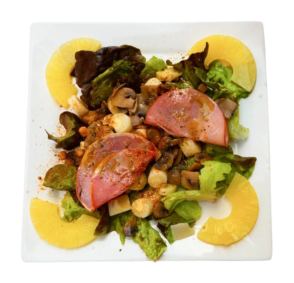 Salade exotique à l'ananas, bacon, champignons et fromage — Photo