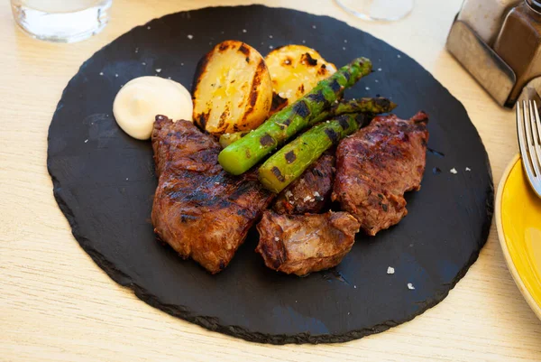 Carne alla griglia con rucola e patate — Foto Stock