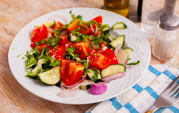 Čerstvý salát s okurkami, rajčaty a cibulí — Stock fotografie