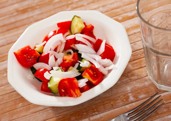 Salada de verão deliciosa de pepinos e tomates em chapa — Fotografia de Stock
