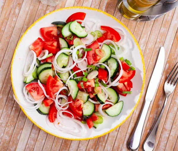 Vegetarischer Salat mit Tomaten, Gurken und Zwiebeln — Stockfoto