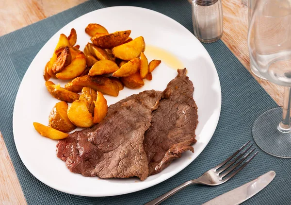 Appetizing beef entrecote with baked potatoes — Stock Photo, Image