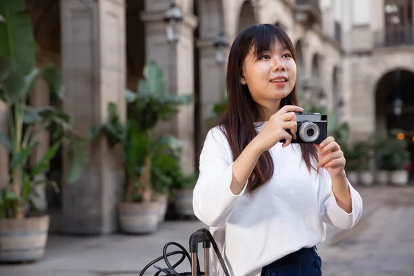 Jonge Chinese vrouw reiziger wandelen met bagage rond de stad, het maken van foto 's van bezienswaardigheden — Stockfoto