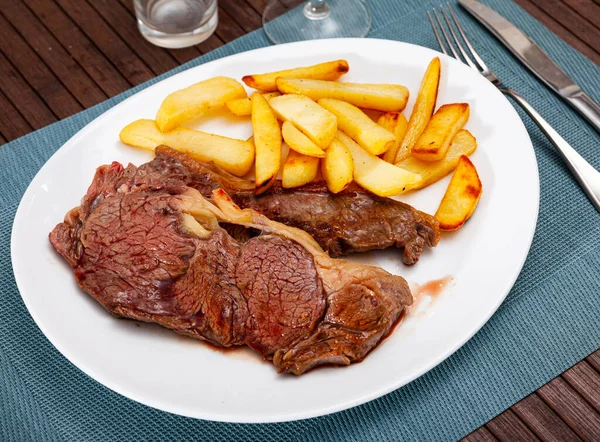 Grilovaný hovězí svíčkový steak s bramborem — Stock fotografie